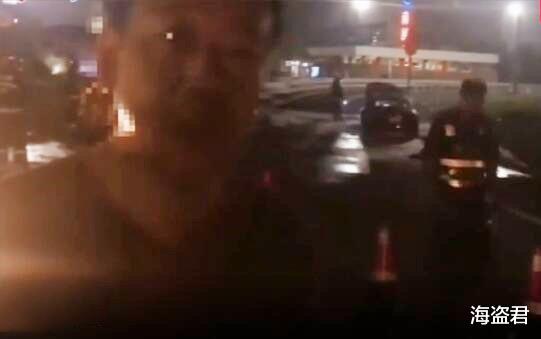 奥迪A6|高速上掉下一草帘子，奥迪A6没当回事直接压过去，结果被烧成车架