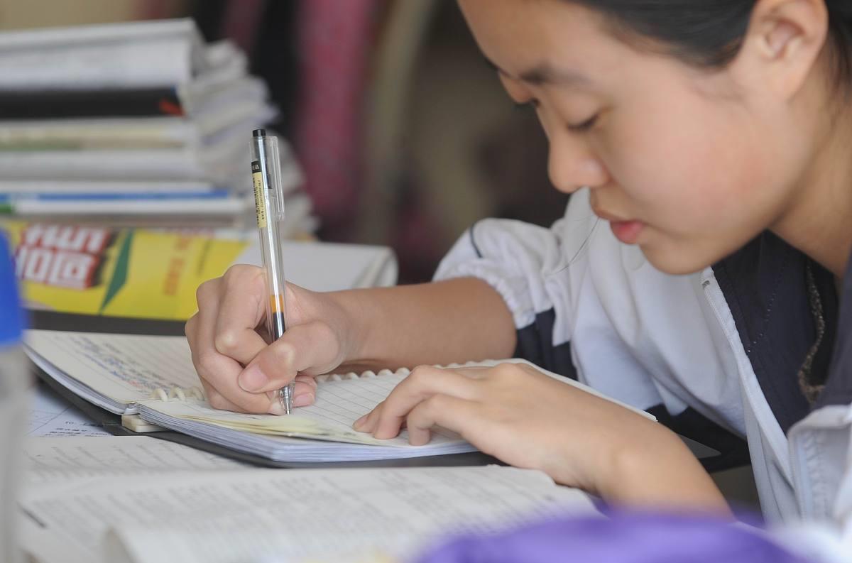 「」高考倒计时,高三生走进“黎明前”,加油冲一把争取超常发挥!