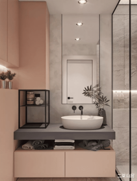 |在卫生间墙上掏个洞，没想到好看又实用，邻居看了都后悔装修早了！