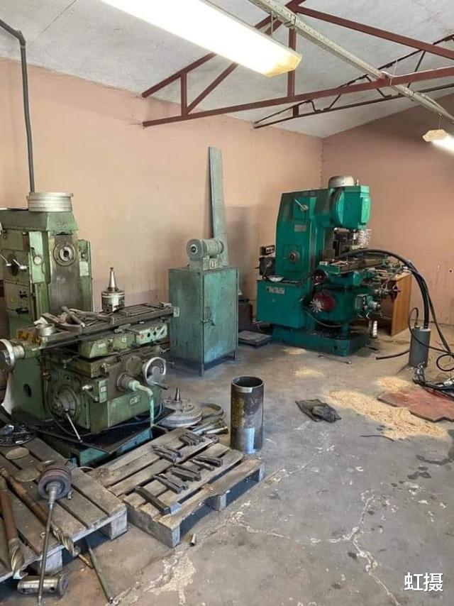 [走私]警方突袭走私仓库，发现10架共轴旋翼直升机，居然是纯手工打造