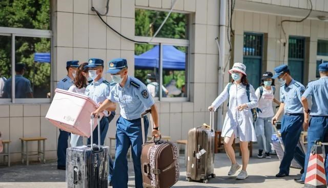 大学|最牛军医大学，口腔医学A+，空军军医大学2020年录取分数线发布