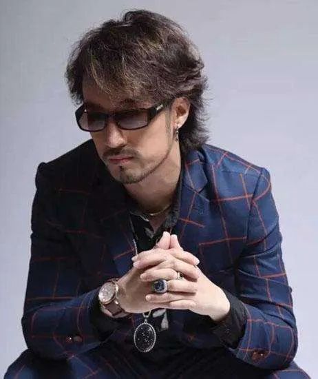 周传雄■暴瘦50斤，淡出华语乐坛，唱《黄昏》的那个周传雄，现在怎样了？