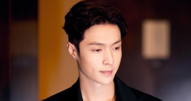 张艺兴@张艺兴最近做了两件事,虽让人无法理解,却也让人看清了他的为人