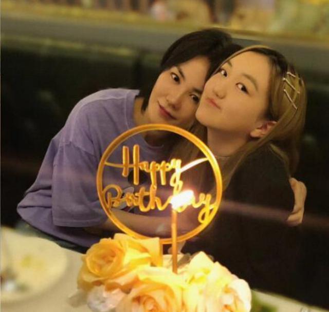 李嫣：14岁李嫣高清正面曝光, 三次手术后痕迹全无, 带甜笑和爸爸齐做公益