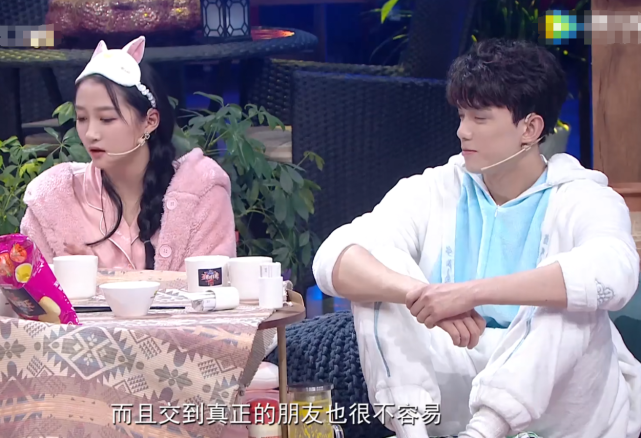 「关晓彤」关晓彤吴磊参加睡衣秀,当看清两人脚上拖鞋,节目组太偏心了