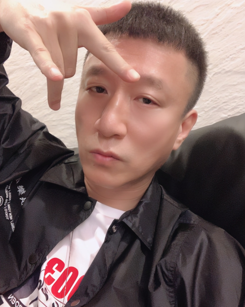 孙红雷|孙红雷罕见晒照暴瘦认不出，减肥后撞脸陈冠希，被指美颜滤镜太浓
