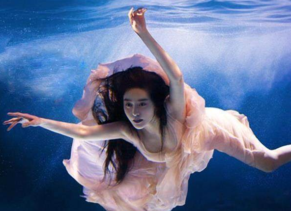 张馨予|被张馨予模仿那么多回，范冰冰终于开始模仿张馨予了？