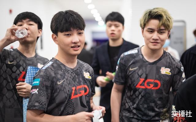 兮夜|LGD淘汰后心疼兮夜上热搜，老WE集体发文引泪目！小花生被喷惨了