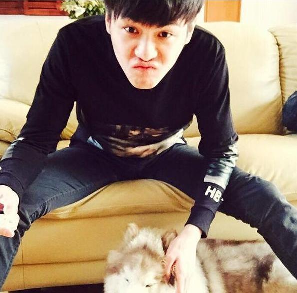 「」张若昀晒出自己的家，房子装修像个平房一样，唐艺昕也太包容了