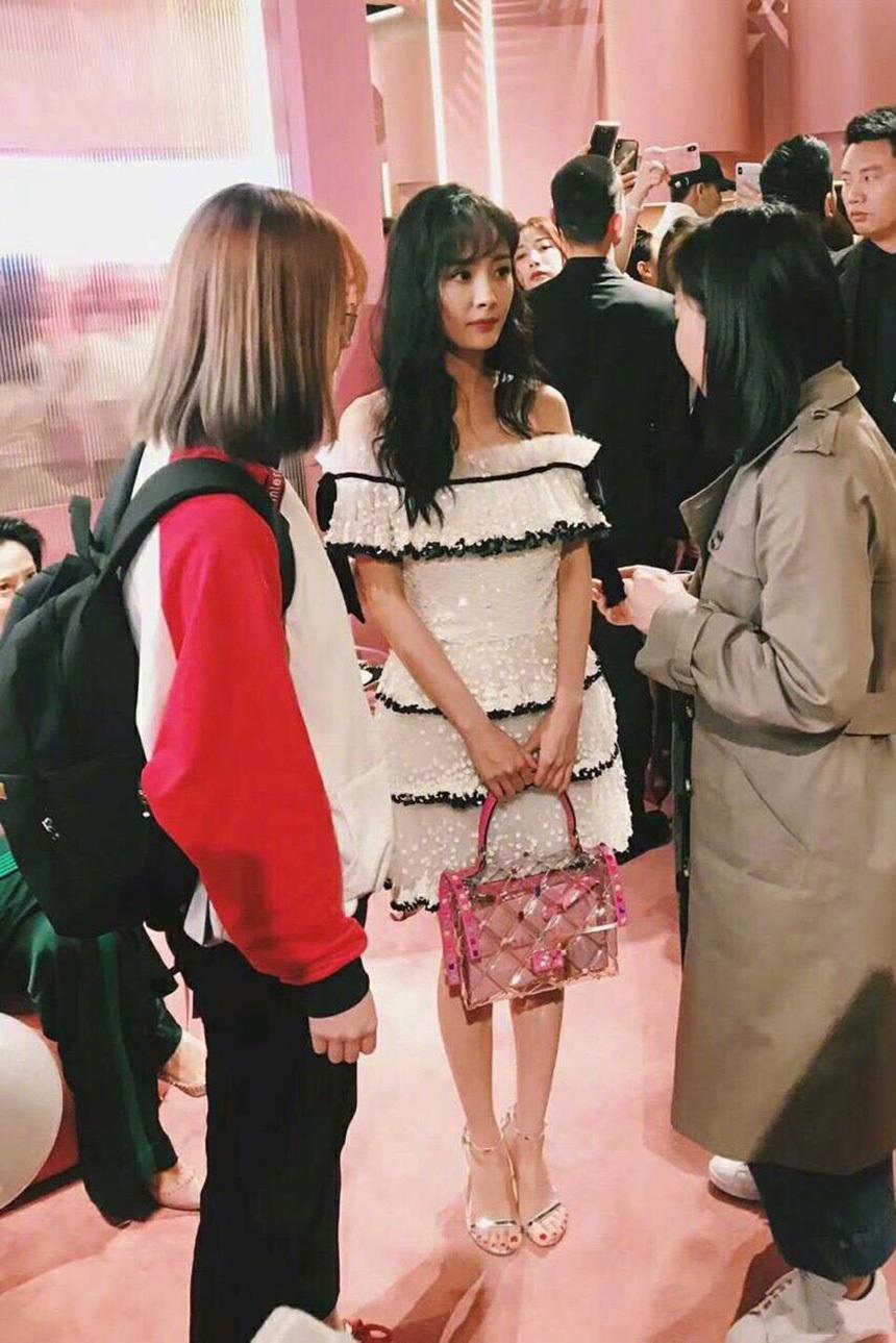 [杨幂]杨幂的身材有多“炸”？当看到路人镜头下的她，网友：我没眼花吧