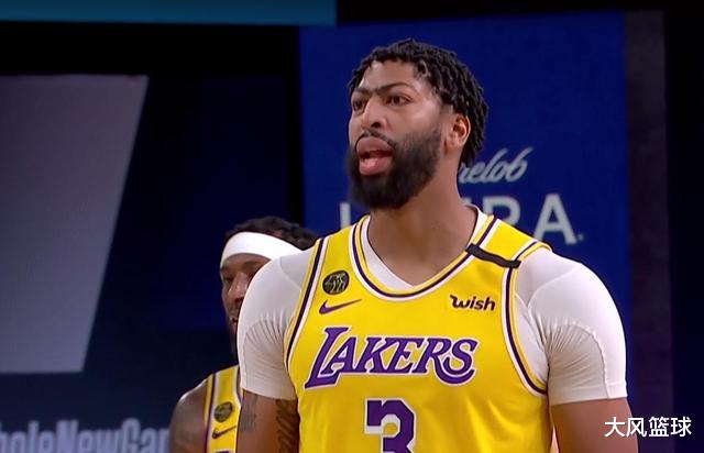 湖人队|50分22板16助！湖人虽输双核却赢得掌声，三千万先生你不能再低迷