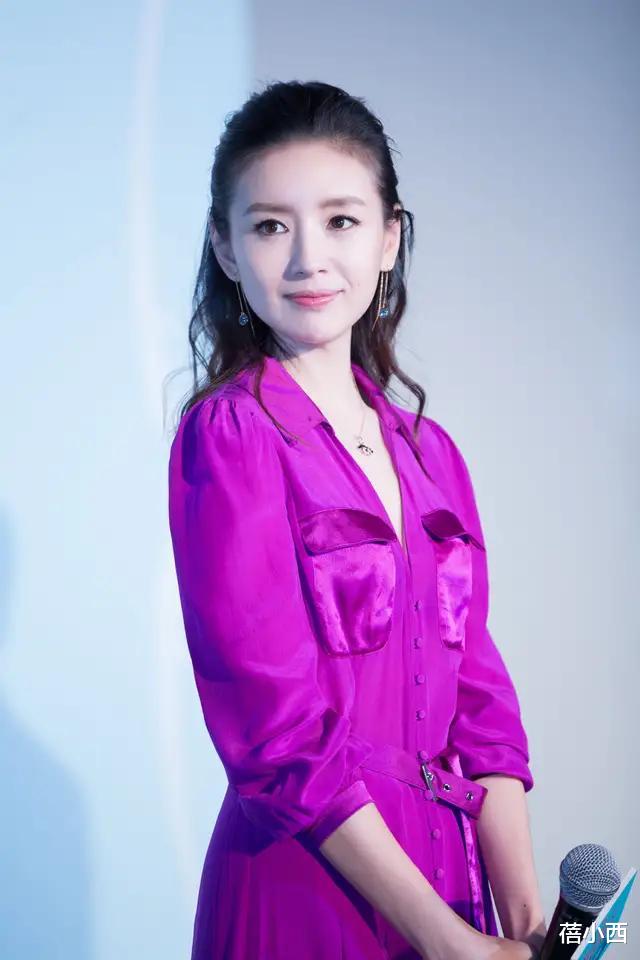 连衣裙|“董洁”真是人比花娇，穿玫紫色连衣裙配半扎发型，气质妩媚动人