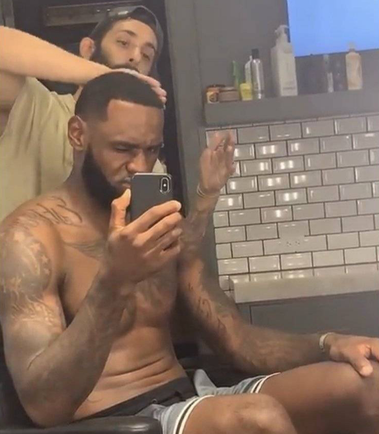 『』奥尼尔发文感叹头发越来越少，詹姆斯的评论一针见血，网友：老汉还说别人？