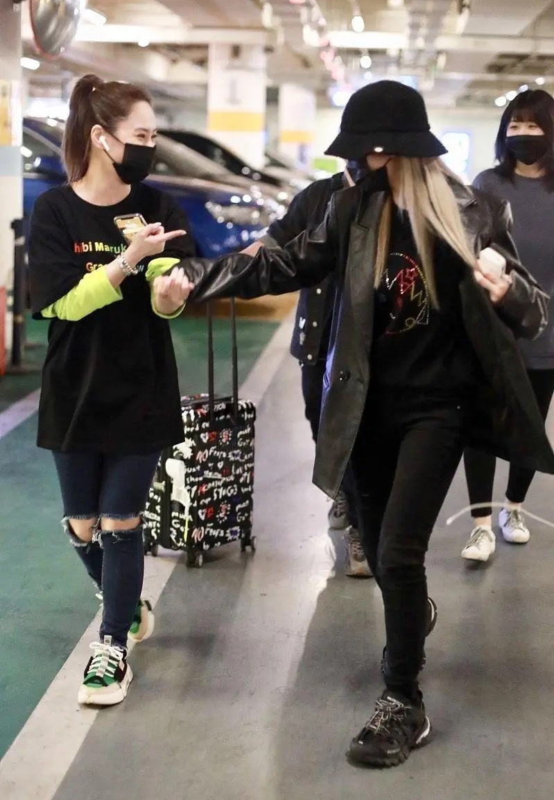 周扬青■周扬青和闺蜜阿娇走机场，穿宽松西装有明星范，阿娇在一旁像助理