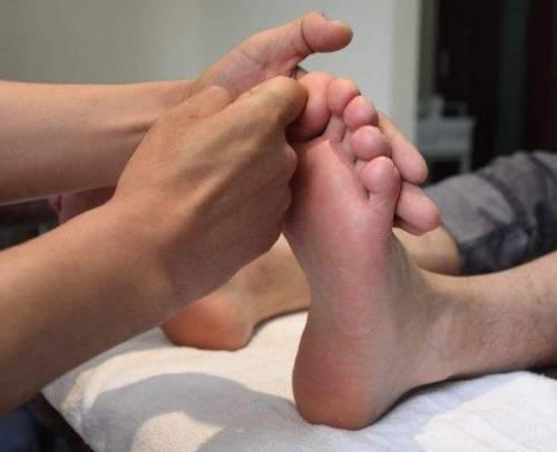 @身体有恙脚先知,双脚出现4类情况,大病来临