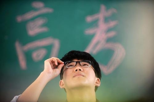 []17年前那个偷高考试卷，导致无数考生复读的杨博，如今在干嘛？