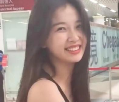 虞书欣：《青春有你》滤镜有多强大，当虞书欣离开镜头后，网友：判若两人