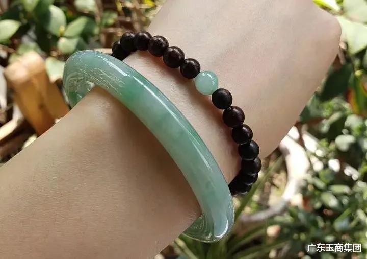 「翡翠手镯」三位数的翡翠手镯长什么样?能戴出手吗?