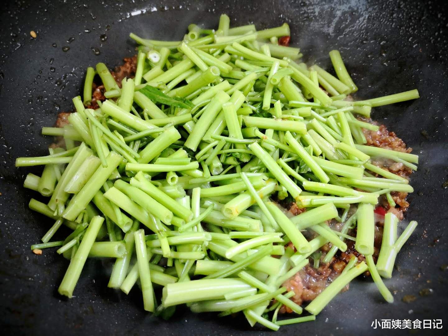 「西红柿」立夏后,这碱性蔬菜要常吃,钙含量是西红柿的12倍,却才2元一斤!