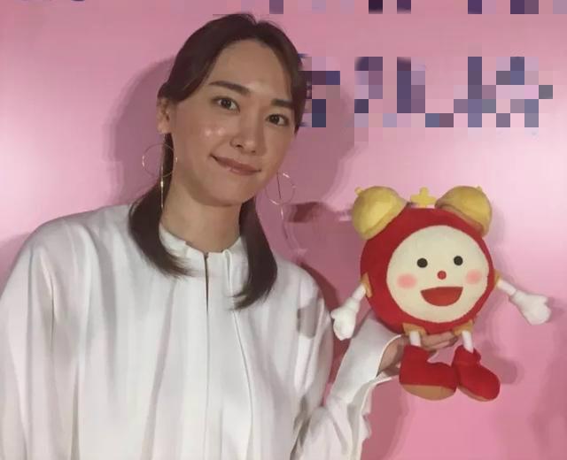 新垣结衣|国民老婆颜值崩塌？新垣结衣罕见露面小肚凸出，体态圆润被疑怀孕
