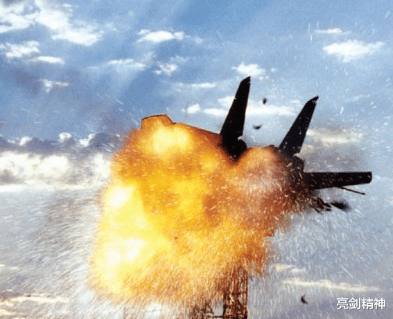 美军|一架F14战机“中国湖”爆炸，美军成功击中目标，俄专家提出担忧
