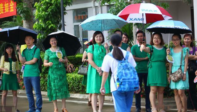 『旗袍』高考家长也时尚！爸爸们穿印花T，妈妈们穿旗袍，靓丽又喜庆