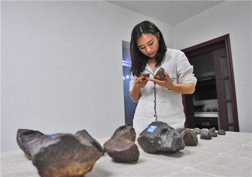 陨石|全球最“贵”的石头,我国曾花万元一克进口,贵阳女孩捡800多斤