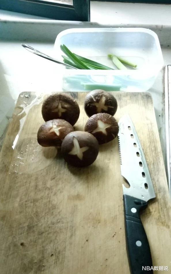 [火锅]一家6口去吃火锅，只要锅底还吃了2小时，结账时服务员发现问题