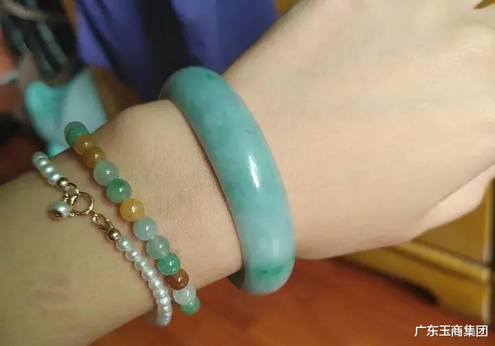 「翡翠手镯」三位数的翡翠手镯长什么样?能戴出手吗?