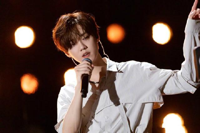 [鹿晗]鹿晗秀恩爱被发现，录制节目穿情侣皮鞋，与关晓彤隔空撒糖超甜蜜