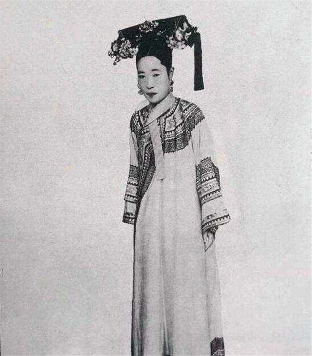 光绪■考古队挖掘光绪墓,一名军医钻进皇后棺材,五秒后跑出来呕吐不止