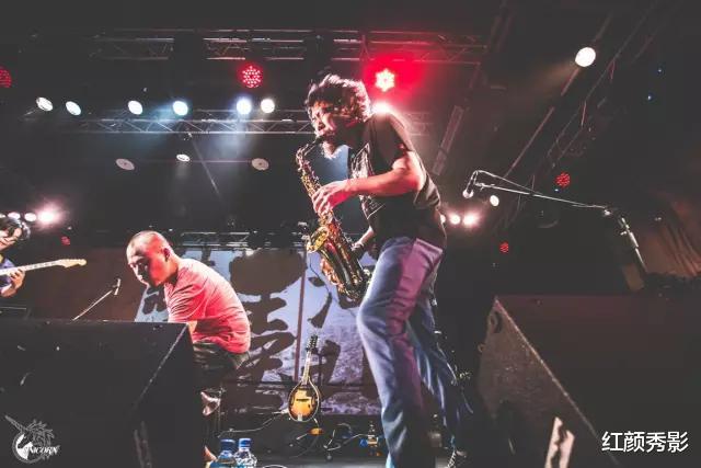 万能青年旅店■中国的摇滚乐队,要在生活的泥地里打个滚!