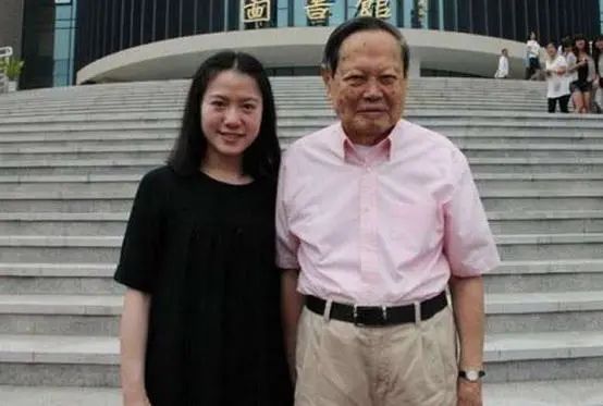 杨振宁|98岁杨振宁携妻子亮相,结婚16年甜蜜如初,44岁翁帆略显发福