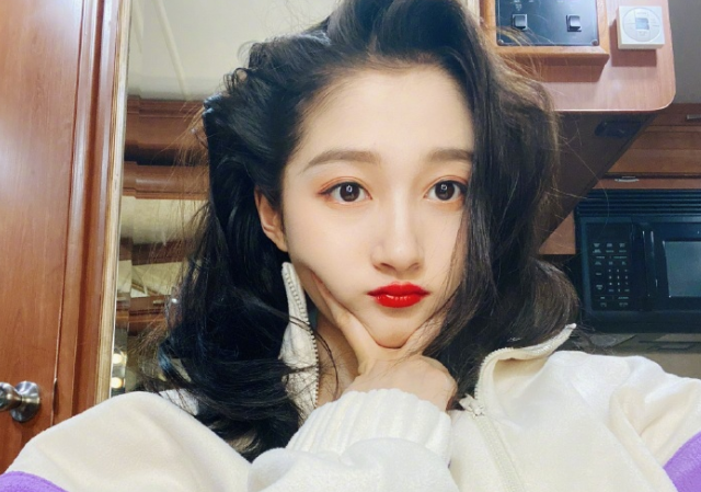 『关晓彤』王牌收官合照关晓彤为何站最边缘？得知真实原因，粉丝骄傲落泪