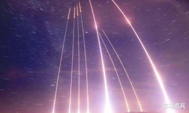 「苏-35」东风导弹齐射！8道闪电冲上云霄，堪称一场视觉盛宴