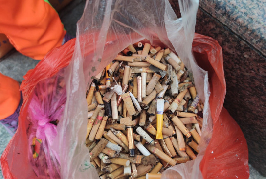 环卫工排队卖烟头场面壮观，1斤30块，网友：比猪肉价还高！