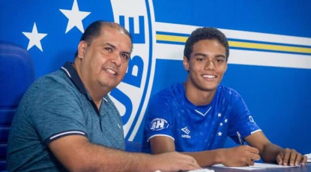 罗纳尔迪尼奥▲罗纳尔迪尼奥儿子在大罗母队一年，青训总监称“将来不亚于父亲”