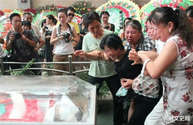 锵锵文史局 9年前湖南小伙为救人而牺牲,被救者趁乱离开,最后3人下跪道歉