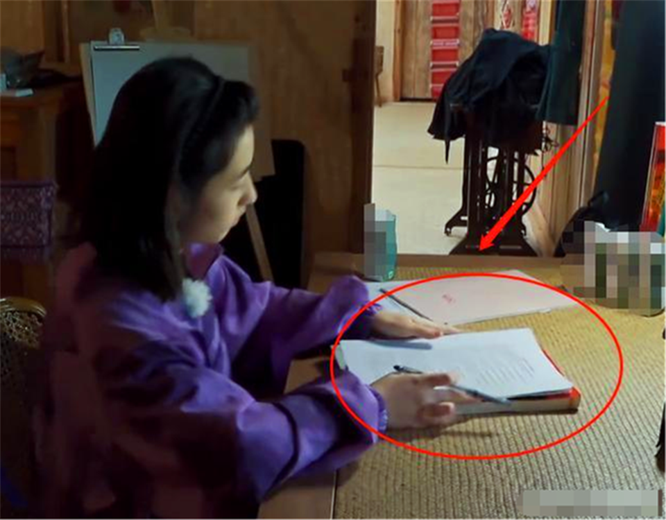 【】张子枫上节目都不忘学习，复习功课姿态认真，课本上笔记密密麻麻