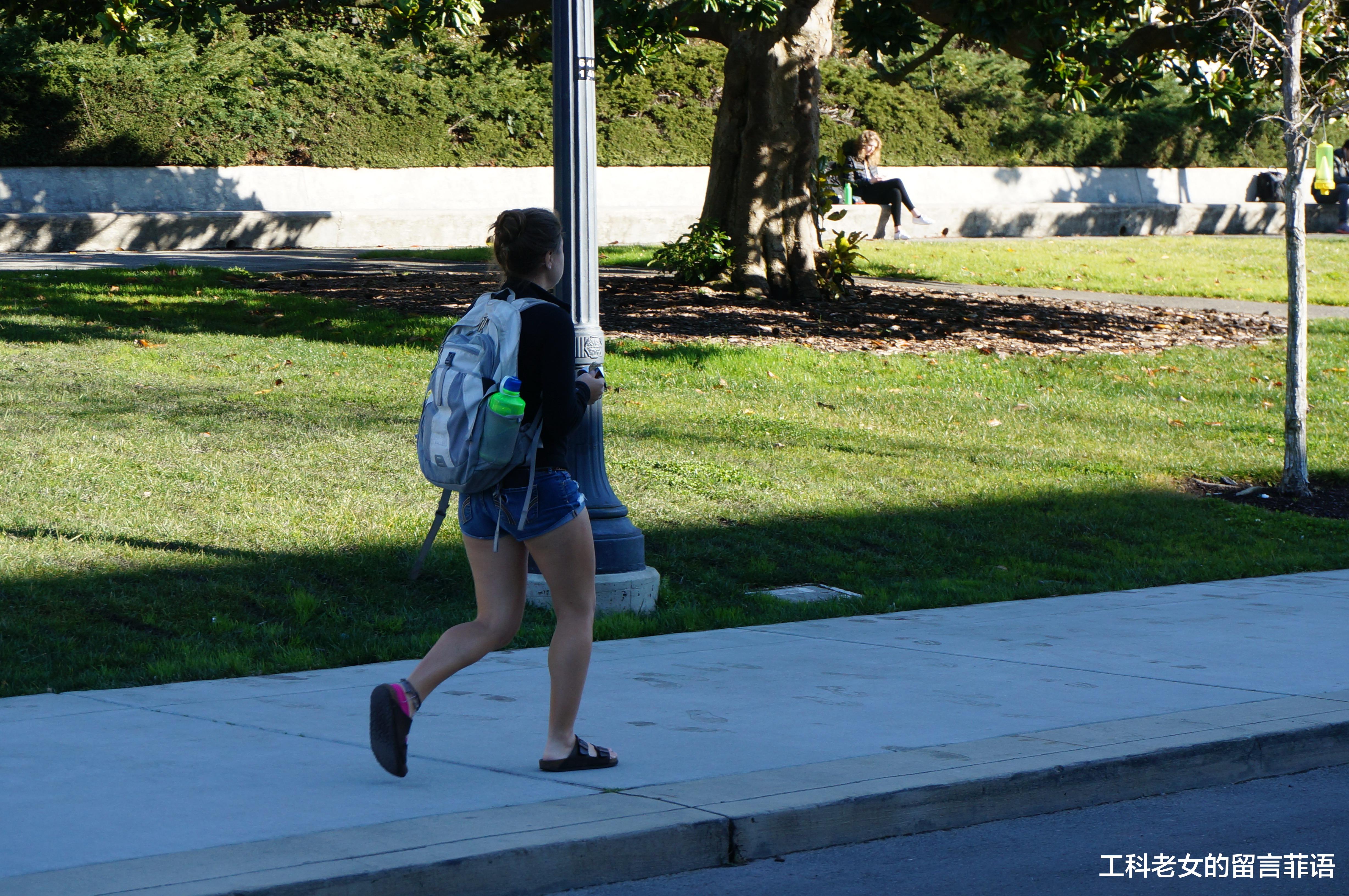 高校|顶尖高校学生怪，爱坐教室外的地上看书