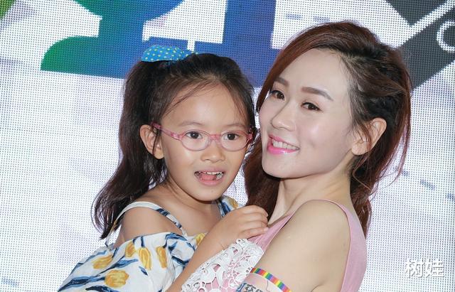 【杨思琦】41岁杨思琦首度公开与子女合照幸福洋溢,儿子生父未露脸身份神秘