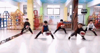 世界华人周刊|中国幼儿园小朋友拍球的10秒视频，引3000万外国网民围观