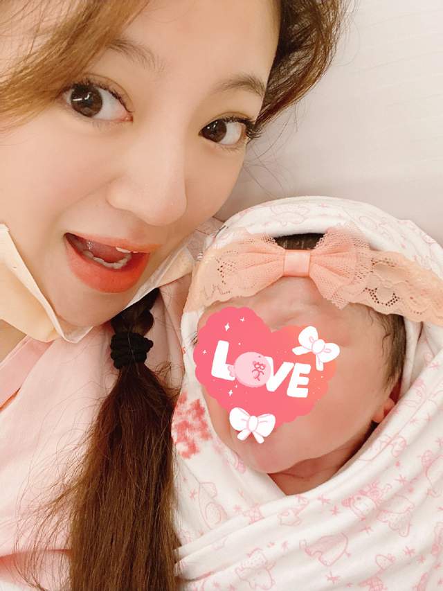 安以轩|安以轩产后晒甜美自拍，比心眨眼卖萌，坐月子仍不忘化淡妆太精致