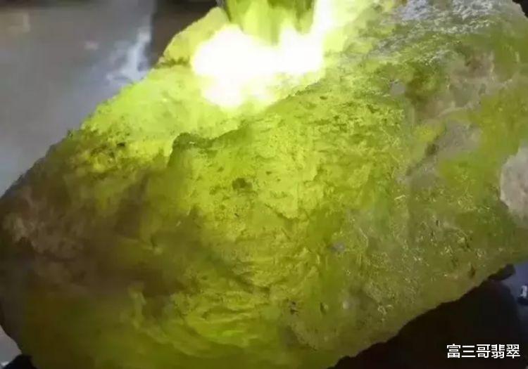 『翡翠』翡翠赌石实战行家详解原石“脱砂”和“水翻砂”到底有什么不一样