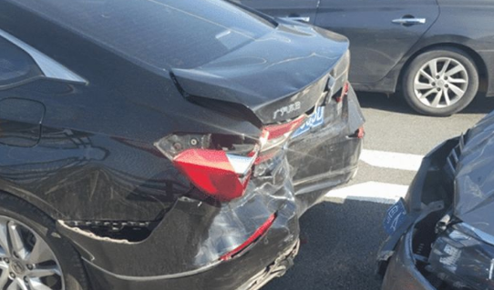 五菱凯捷|丰田卡罗拉撞上本田雅阁，看到车损后，车主笑了：乌鸦站在猪身上了！