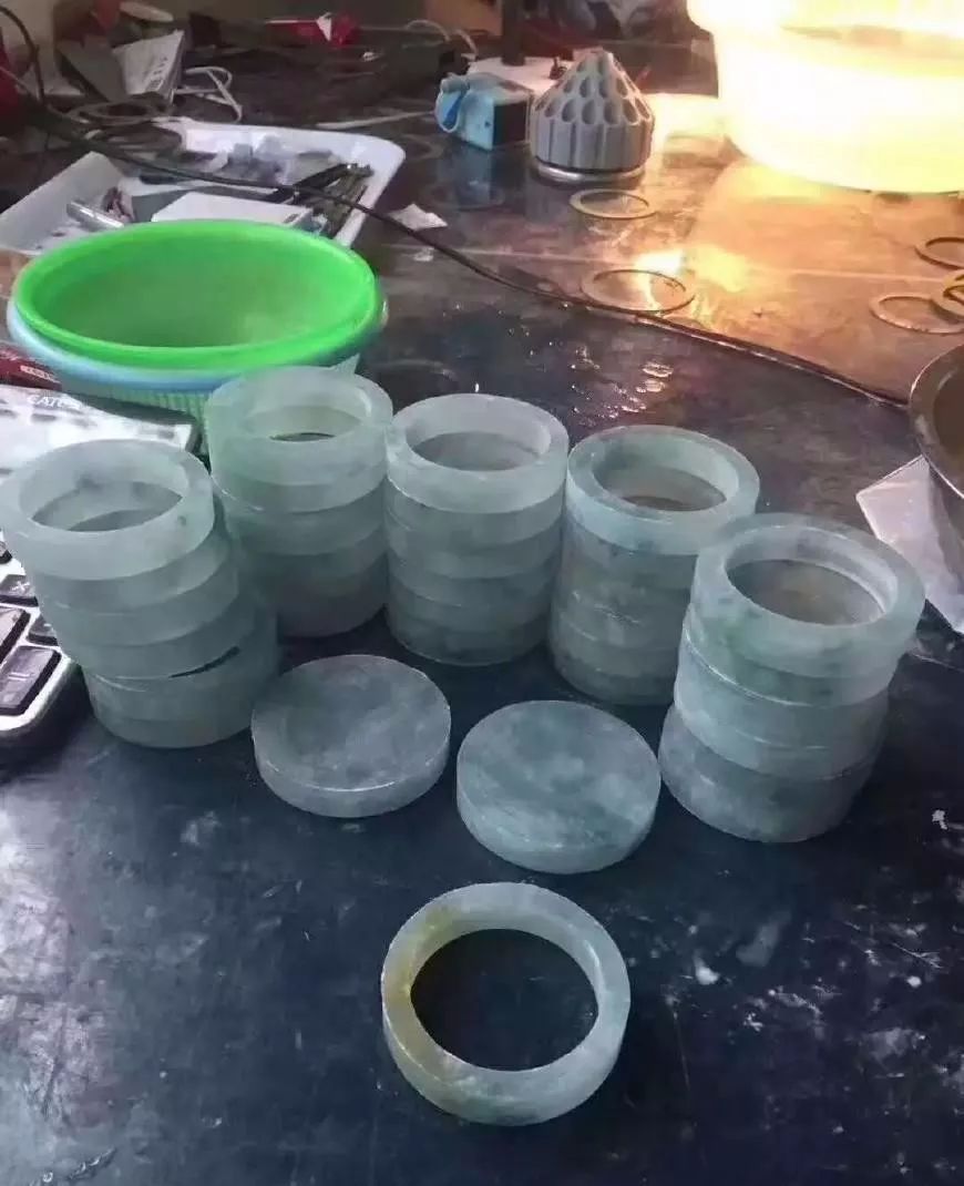 『翡翠』堆放在角落的翡翠原石，夫妻二话不说盘下，切开整晚烟花不断放