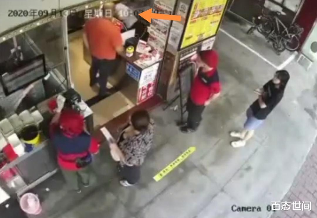外卖小哥|广州美团外卖小哥因嫌餐饮店出餐慢,强行将女店长拖出并进行推打