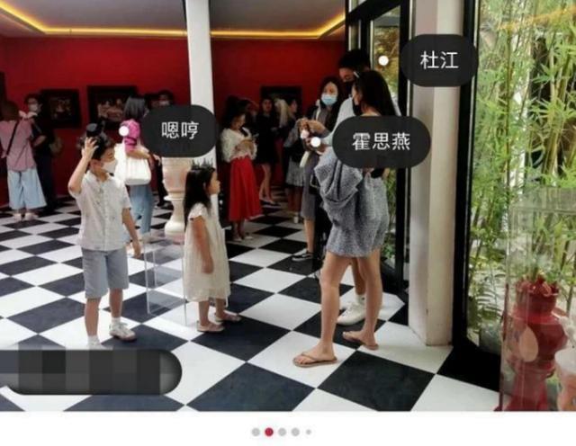 霍思燕|霍思燕大方带女儿外出，一脸灿笑难掩走样身材，陷“幸福肥”难自拔