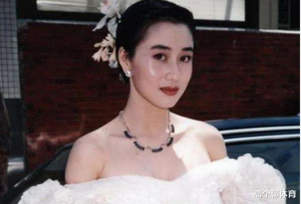 利智|李连杰小女儿晒近照，紧身上衣火辣身材尽显，不输母亲利智当年