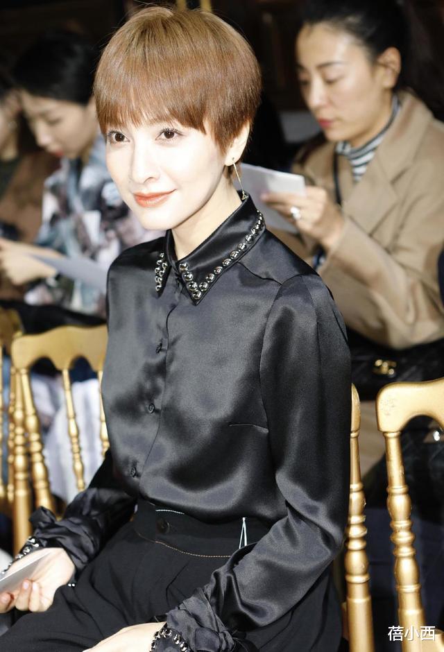 [阔腿裤]吴昕在国外也太会穿了吧！黑色衬衫配阔腿裤，只因剪了短发美翻了